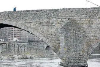  ??  ?? El puente de Santa Engracia, ayer, con el parte reparada muy distinta del resto.