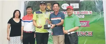  ??  ?? Aw Yong receives his prize from SCC president Brian Chien while (from left) ladies captain Daisy Kon, Lee Ka Tung and SCC deputy president Simon Sinang look on.