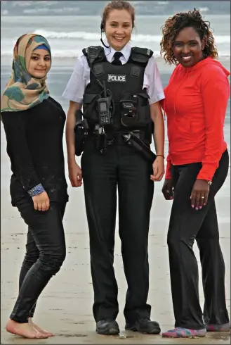  ??  ?? Guard: A policewoma­n with organiser Lilian Seenoi, right, and another woman