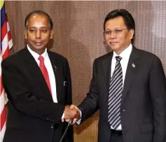  ??  ?? Kula Segaran (left) and Shafie pose for members of the press during a press conference at the Sabah State Government Administra­tive building. — Bernama photo