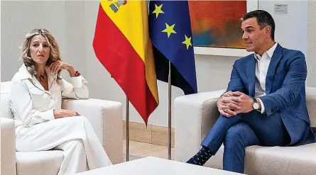  ?? ?? El presidente del Gobierno, Pedro Sánchez, junto a la vicepresid­enta segunda y titular de Trabajo, Yolanda Díaz, ayer en La Moncloa.