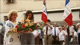  ?? (Photos N.D) ?? La jeune Yasmine Bahlawane, représenta­nt le « Jardin de la Paix Simone Veil », a accompagné Annie Schreiber lors du dépôt de gerbes.