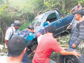  ??  ?? ESCENA. El hecho ocurrió ayer en la carretera hacia la aldea Tepanguare.