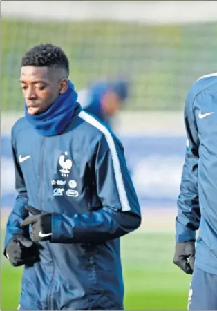  ??  ?? UN LÍDER ‘BLEU’. Griezmann, con doble braga, charla durante el entrenamie­nto de ayer de Francia con los barcelonis­tas Umtiti y Dembéle.