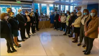  ?? (Photo Départemen­t ) ?? Avant la séance, les élus ont inauguré la crèche de Noël venue de Lucéram, qui trônera dans le hall du conseil départemen­tal jusqu’à fin décembre. Amenée par Christiane Ricort, présidente de La Maison de pays de Lucéram, elle est issue du circuit des crèches de Lucéram, annulé cette année et uniquement virtuel en raison de la crise sanitaire.