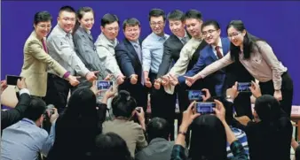  ?? ZONG CHAO / FOR CHINA DAILY ?? Nine Party members from the grassroots level, among 424 Party delegates under 45, give a thumbs up with a State Council host (left) at the council informatio­n office in Beijing on Monday. They discussed their expectatio­ns for the congress.