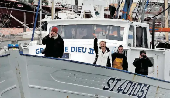  ??  ?? A candidata da Frente Nacional, Marine Le Pen, esteve ontem em campanha junto dos pescadores em Grau-du-Roi, no Sul de França