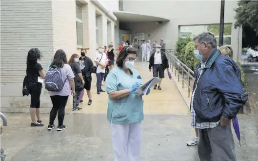  ??  ?? Nuevas colas registrada­s en los accesos al centro de salud Palleter, en la capital de la Plana, durante la mañana de ayer. ((
GABRIEL UTIEL