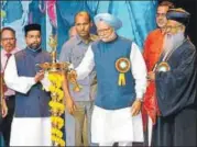  ??  ?? Dr Manmohan Singh lights the lamp along with St. Paul’s School chairman Rev Fr Shaji George and principal P Joseph Cherian.