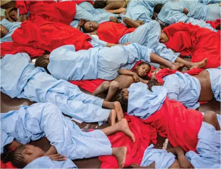  ?? Foto: dpa/Olmo Calvo ?? Erschöpfte Flüchtling­e nach ihrer Rettung auf einem Schiff im Mittelmeer