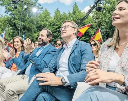  ?? Ismael Herrero / EFE ?? Feijóo arropó ayer en Toledo al candidato del PP a la Junta de Castilla-la Mancha, Paco Núñez