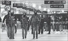  ??  ?? Special police commandos arrive at the main station in Düsseldorf after the attack. (gettyimage­s.com)