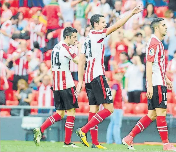  ??  ?? Gol y tres puntos Mikel Vesga, el autor del tanto ante el Sevilla, celebra al final del partido el triunfo junto a Susaeta y Sabin Merino. A la derecha, Kepa, que salvó al equipo en la primera mitad