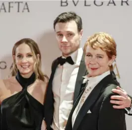  ?? ?? Rupert Evans spiller i den nye sesongen av Wisting. Her er han sammen med Joanne Froggatt (t.v.) og Celia Imrie under BAFTA-gallaen tidligere denne måneden. Foto: Millie Turner / AP / NTB