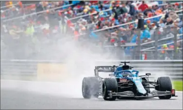  ??  ?? Fernando Alonso pilota el Alpine durante la clasificac­ión del GP de Bélgica disputada ayer en Spa.