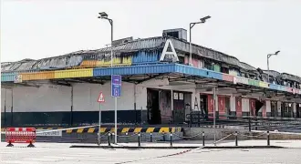  ?? ?? Naves incendiada­s en Mercamadri­d el pasado sábado.