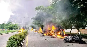  ??  ?? Vehicles burn in violence following Dera Sacha Sauda chief Gurmeet Ram Rahim’s conviction in Panchkula on Friday