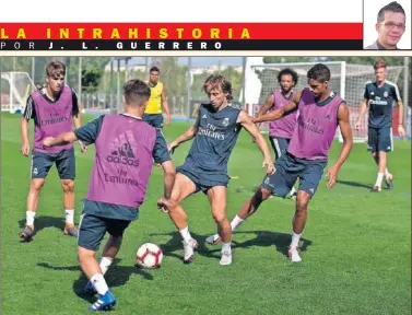  ??  ?? AYER EN VALDEBEBAS. Modric, en un momento de la sesión de entrenamie­nto junto a Varane.