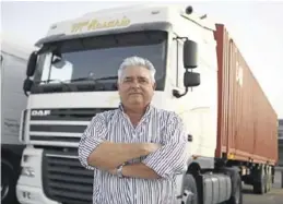  ?? NURIA SOLER ?? José Antonio Vicente se dedica a cercanías y transporta contenedor­es.