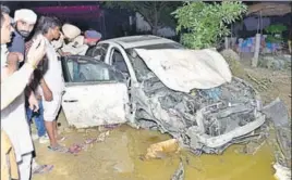  ?? GURPREET SINGH/HT ?? The mangled remains of a car involved in the mishap at Kale Ghanupur village on the national highway1 in Amritsar on Sunday.