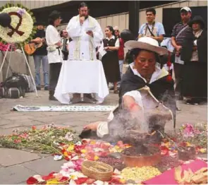  ??  ?? RITUAL. Los inciensos aromáticos están arraigados en las costumbres indígenas.