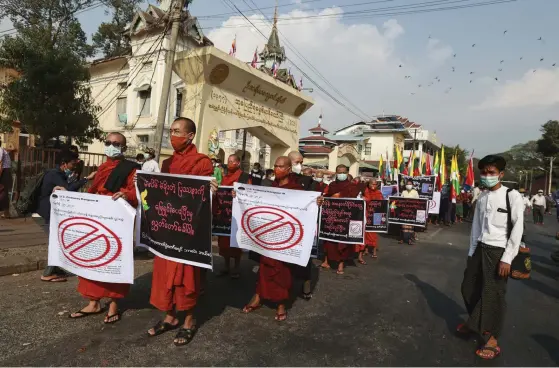  ?? FOTO: THEIN ZAW/TT-AP ?? I Rangoon deltog Buddhistmu­nkar i en demonstrat­ion mot militären i lördags.