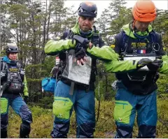  ??  ?? Le visage fatigué de Céline témoigne de très dures conditions de course. « J’ai l’impression d’avoir été mise dans une machine à laver pendant dix jours, aussi bien physiqueme­nt que moralement », raconte la sportive.