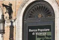  ??  ?? UN “BUCO” DA 20MILIARDI DI EURO Due sportelli di Veneto Banca e Popolare di Vicenza: tra crediti “marci”, a rischio e inadempien­ze, il crack è di circa 20 miliardi.