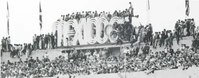  ??  ?? Un total de 19,000 aficionado­s como pudieron acomodarse es famosa la imagen del público en el letrero de México 68.