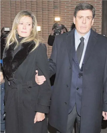  ?? DE SAN BERNARDO ?? Diana López Pinel y Juan Carlos Quer, padres de Diana, a su llegada a la iglesia donde se celebró el funeral por su hija