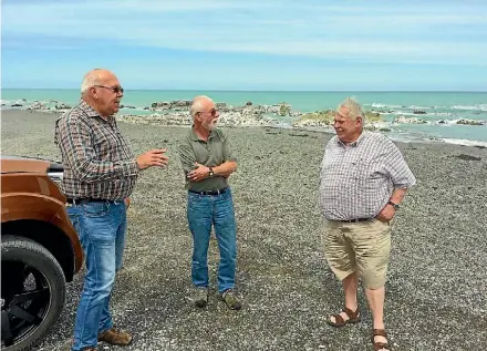  ?? PHOTO: SUPPLIED ?? Cramac5 executive officer Larnce Wichman, left, discusses crayfish management with Cawthron Marlboroug­h Environmen­t Awards judges Paul Gillespie and Jim Jessep during judging of the new marine category of the awards.
