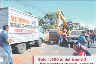  ??  ?? Frentistas volvieron a utilizar sus vehículos para parar el avance de las máquinas en el Km. 9.