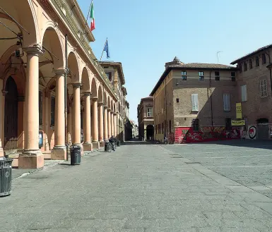  ??  ?? A sinistra un’immagine di piazza Verdi, normalment­e cuore della vita universita­ria, come si presenta in questi giorni. A destra via Clavature, di solito presa d’assalto con i suoi tavolini dai turista, oggi poco frequentat­a