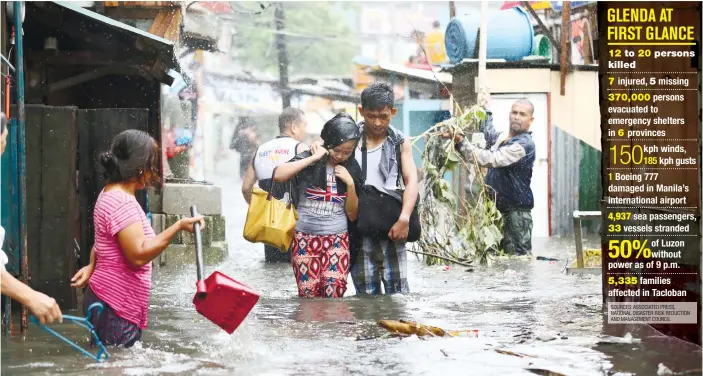  ?? (AP FOTO/AARON FAVILA) ?? COLD WAY HOME. Residents wade through floods as they go back to their home while Glenda (Rammasun) batters Quezon City. Around 370,000 people moved from high-risk villages to emergency shelters in six provinces in Luzon.