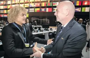  ?? JACK GUEZ/AFP ?? Carlos ‘el Pibe’ Valderrama saludando a Gianni Infantino en el Congreso de la Fifa.