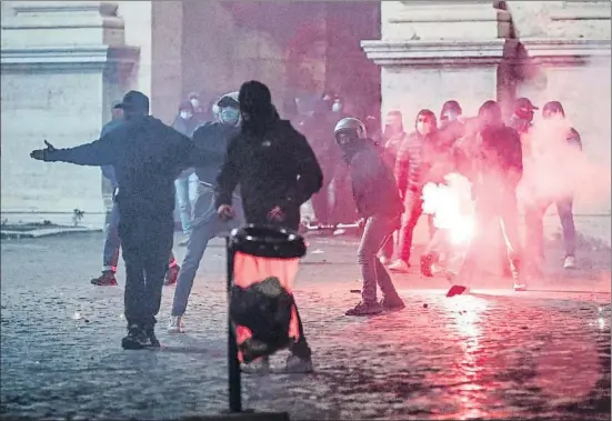  ?? CLAUDIO FURLAN / AP ?? Xocs ahir a la nit a Roma entre la policia i manifestan­ts convocats pel grup neofeixist­a Forza Nuova
