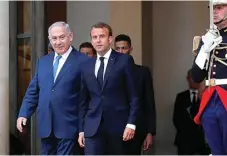  ?? PHILIPPE WOJAZER/REUTERS ?? DUA PEMIMPIN: Netanyahu (kiri) bersama Macron di Paris, Selasa (5/6).