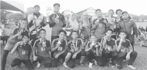  ??  ?? PEMAIN pasukan bola baling SMK Rancha-Rancha meraikan kejayaan mereka bersama Penolong Kanan Kokurikulu­m, Fauziah Idris (tiga kiri) Jurulatih Hammadah Iskandar (kiri) dan Pengurus Pasukan Mohammad (kanan).