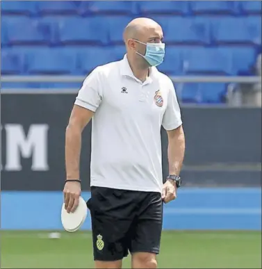  ??  ?? Abelardo dirige una sesión reciente en el RCDE Stadium con la mascarilla puesta.