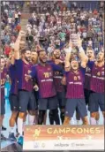  ??  ?? El Barça festeja la Supercopa.