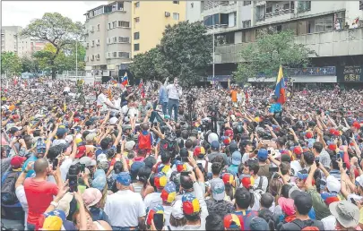  ??  ?? Juan Guaidó (con megáfono) se dirige a la masa popular que salió a las calles en contra del chavismo.