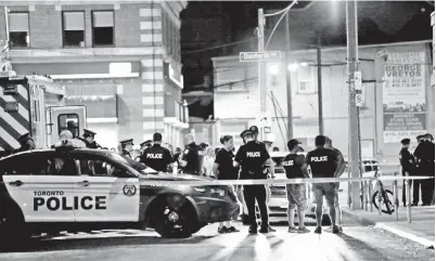  ??  ?? POLIS dilihat berkawal berhampira­n kawasan kejadian tembakan di Toronto kelmarin. — Gambar Reuters
