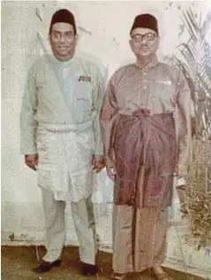  ??  ?? ZAINAL Alam bersama Tunku Abdul Rahman.