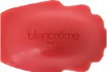  ??  ?? Pour vous baigner avec un savon en forme
de madeleine parfumé à la fraise ou pour les envies de se laver avec un savon végétal
et gourmand sans paraben. Blancrème.