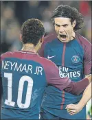  ??  ?? Neymar y Cavani Celebrando un gol FOTO: EFE