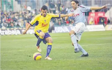  ?? JESÚS MARÍN ?? Cristian García pisa el balón en presencia de Perera, en el Cádiz-Celta de la 2007-08.