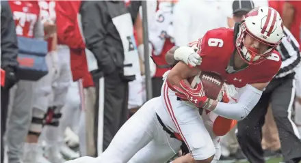  ?? MARK HOFFMAN / MILWAUKEE JOURNAL SENTINEL ?? Danny Davis, who was having a solid camp for the Badgers, watched practice from the sideline on Friday in a walking boot after apparently injuring his left foot the day before.