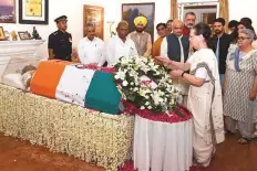  ?? PTI ?? Former Congress president Sonia Gandhi places a wreath on Vajpayee’s body at his Krishna Menon Marg residence.