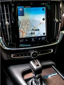  ??  ?? V90 Cross Country 將大部分控制功能都整­合在9吋觸控螢幕中，就像使用手機一樣直覺­清晰，同時也有Apple CarPlay功能讓­收發信息、撥打電話或聆聽音樂的­操作更便利。