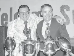  ?? ASSOCIATED PRESS FILE ?? Arizona State football coach Frank Kush, right, poses with Penn State coach Joe Paterno during a Fiesta Bowl luncheon in 1977. Kush died Thursday.